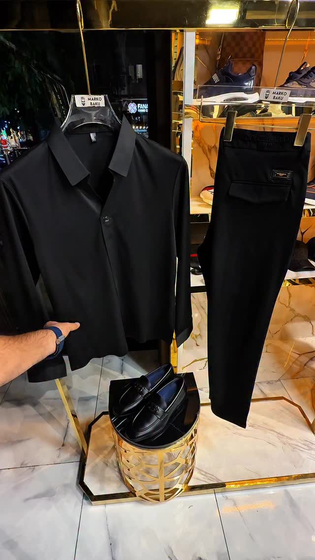 Siyah gömlek ve pantolon takım